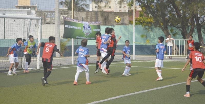 LA OTRA MITAD DE LA CANCHA | EL FÚTBOL DEL MAÑANA - En el fútbol solemos medir el éxito por los campeonatos, los fichajes o los estadios llenos. Son indicadores importantes, pero ninguno de ellos garantiza el futuro de un club. El verdadero…