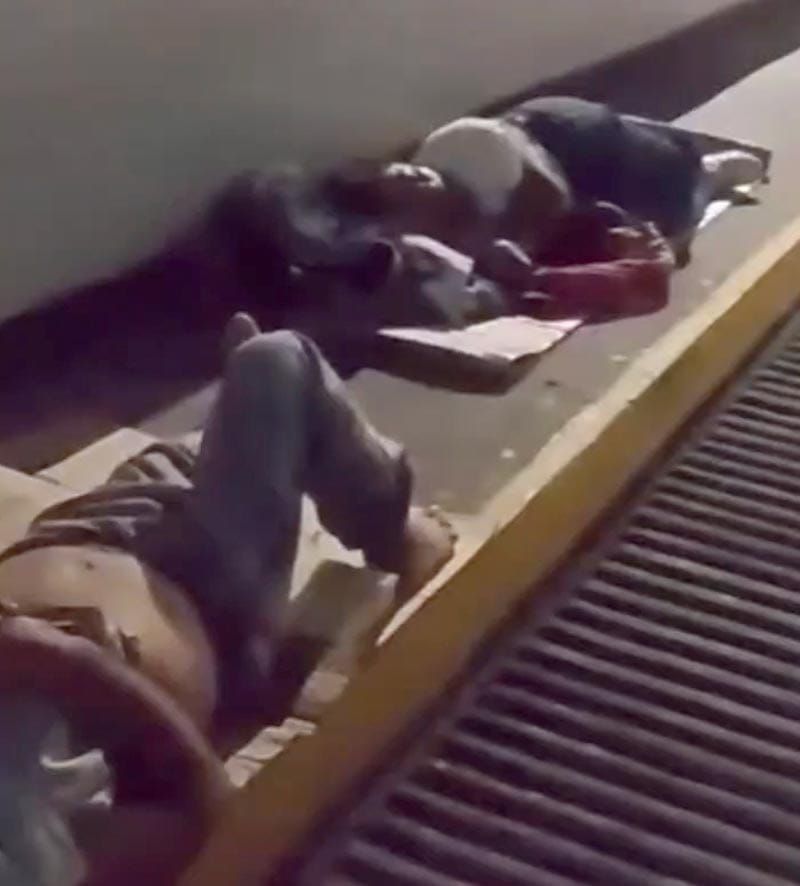 ¡SE DUERMEN EN ESCALERAS Y RAMPAS!