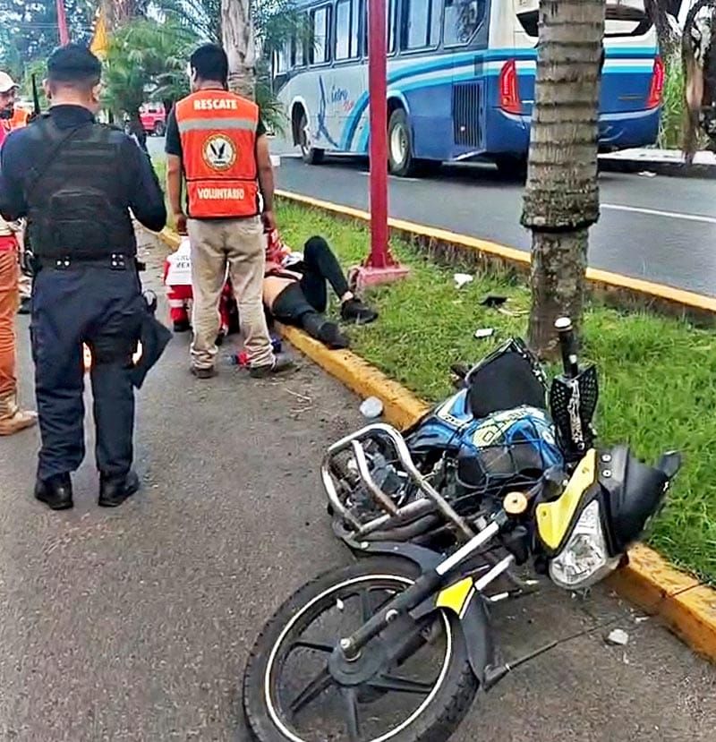 ¡MOTOCICLISTA DERRAPA Y CHOCA CONTRA PALMERA!