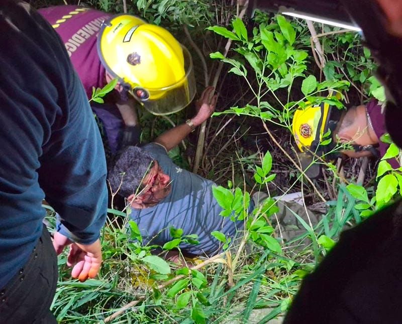 ¡PEATÓN QUEDÓ ATRAPADO EN LA MALEZA!