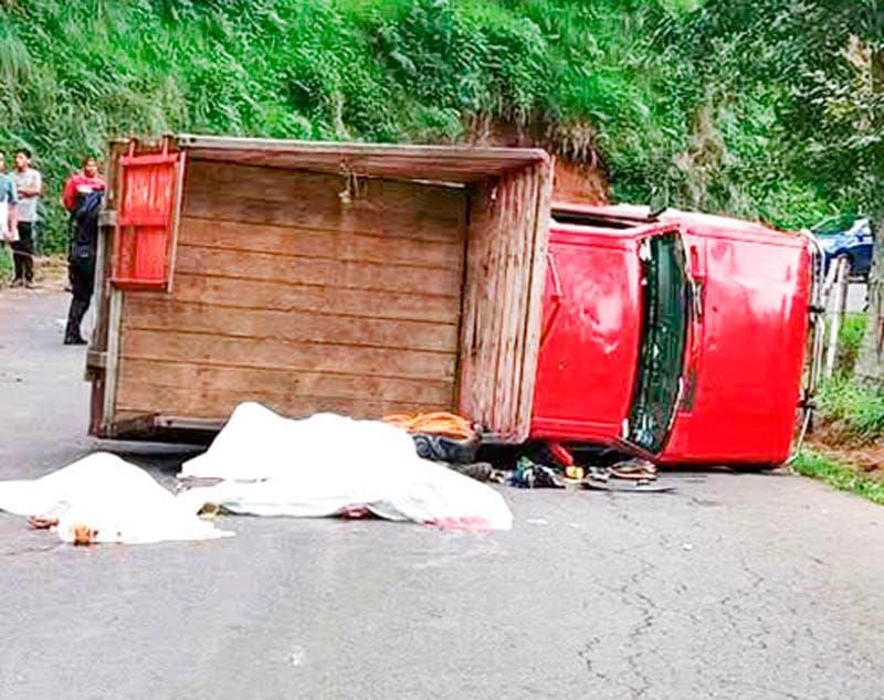 ¡CARRETERAZO: 3 MUERTOS! - TRAGICA VOLCADURA DE CAMIONETA REPLETA DE PERSONAS CON SALDO DE 15 HERIDOS