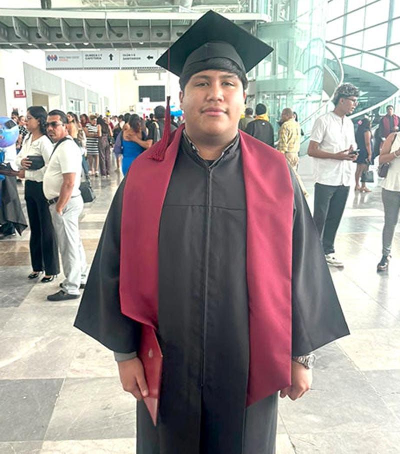 CELEBRAN GRADUACIÓN DE EVAN JOSEF LARA TORRES