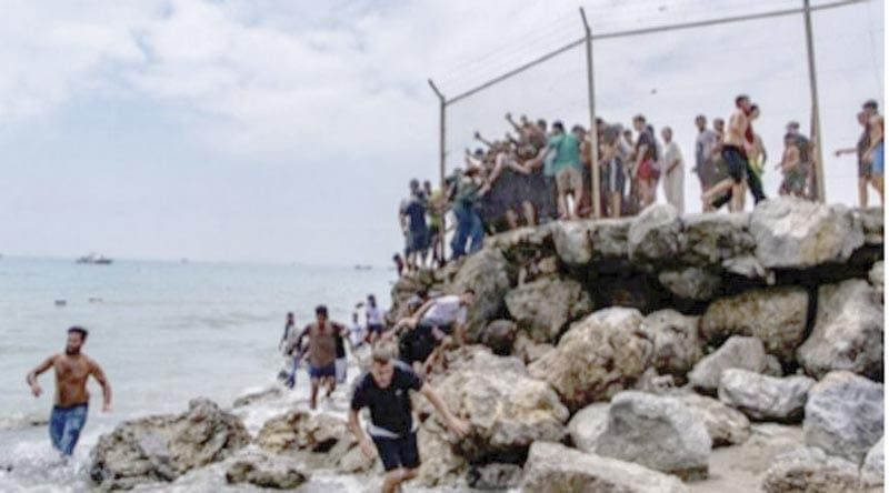 ¡MILES DE MIGRANTES LLEGAN A NADO A CEUTA!