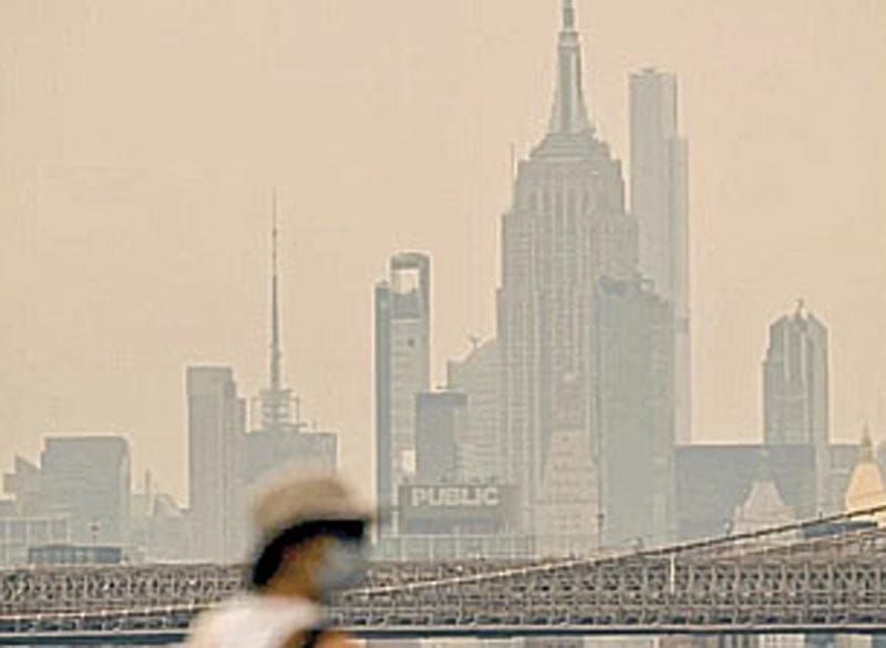 ¡NY EN ALERTA: CUBRE HUMO A CIUDAD PREVIO A FINAL DEL MUNDIAL!