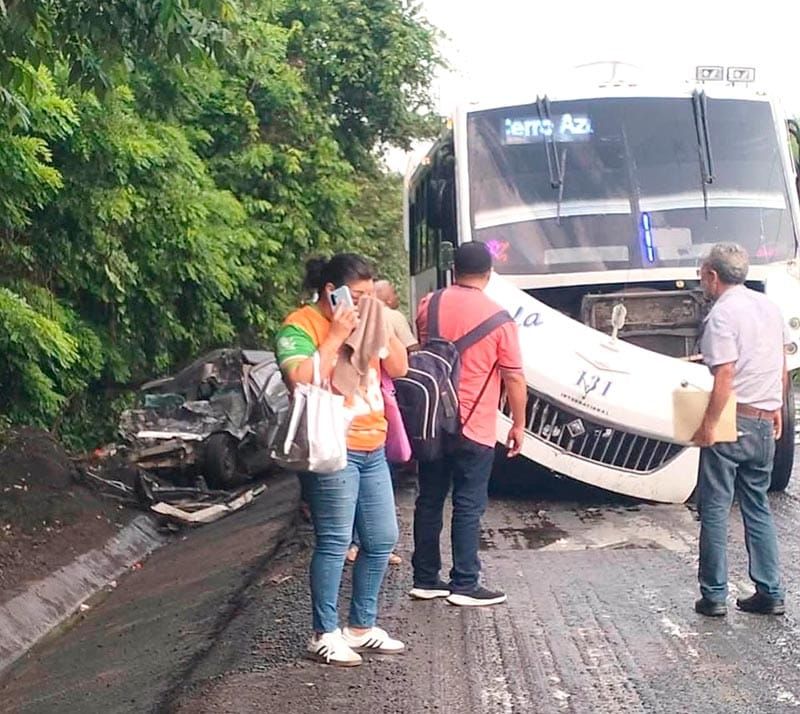 ¡CARRETERAZO DOS MUERTOS Y 5 HERIDOS EN CERRO AZUL!