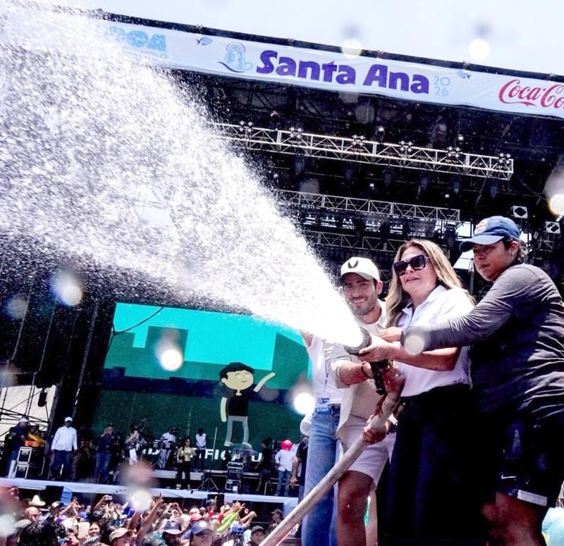 ¡LOS BAÑARON! - Y SIGUE LA SANTA ANA