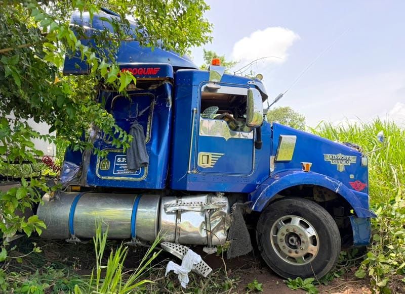 ¡SE PEGAN TRANCAZO TRÁILER CONTRA CAMIONETA EN PASO DEL TORO!