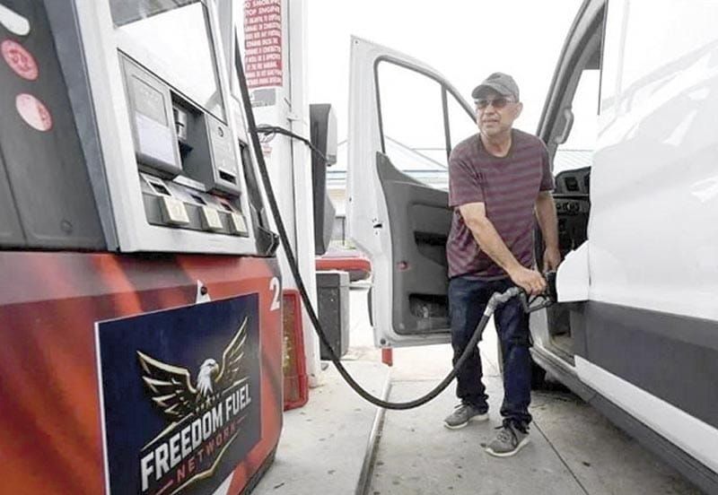 ¡SUBE GASOLINA EN EU A 4 DÓLARES POR GALÓN!