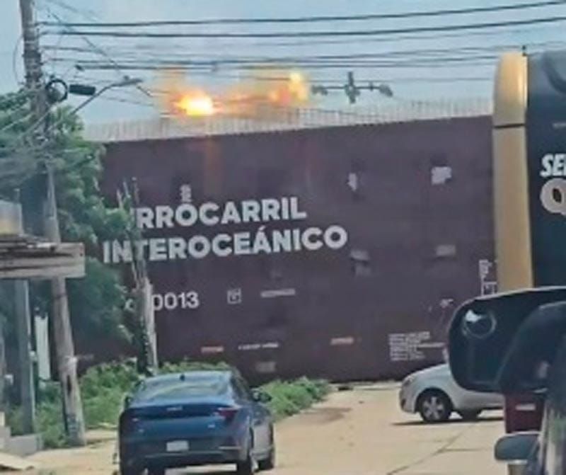¡TREN INTEROCEÁNICO SE LLEVA LOS CABLES! - *Y causa ligera explosión, traía los Hyundai
