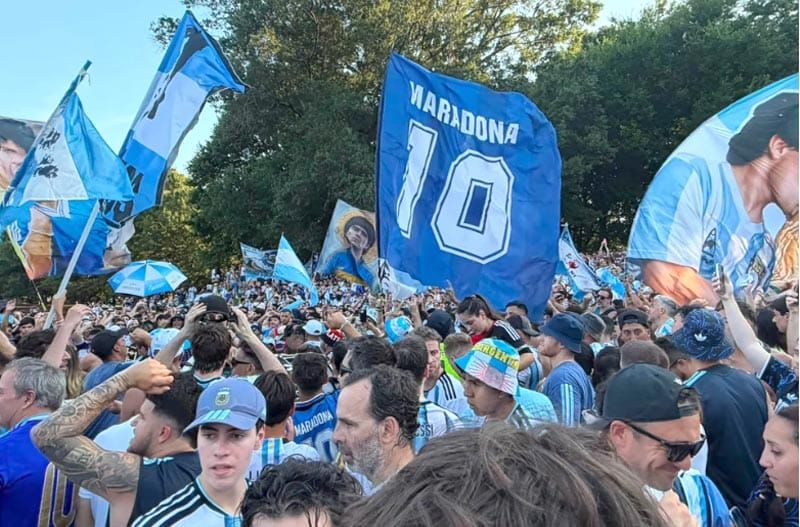 ¡HINCHAS ARGENTINOS TOMAN ATLANTA CON BANDERAZO ALBICELESTE!
