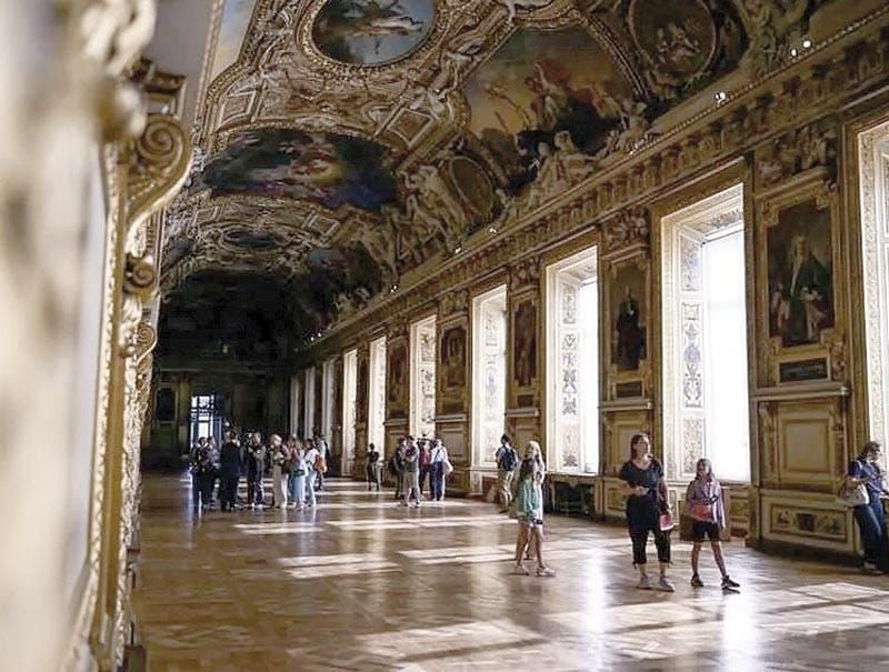 ¡REABRE LA GALERÍA DEL LOUVRE DONDE ROBARON VALIOSAS JOYAS!