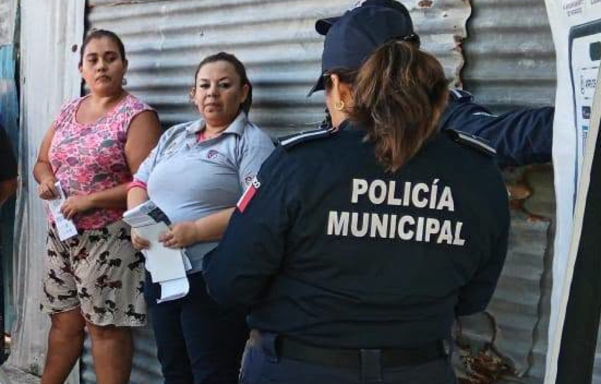 ¡BANDIDOS HUYEN DE LA POLICÍA NADANDO POR CANAL DE AGUAS CHURRIAS!