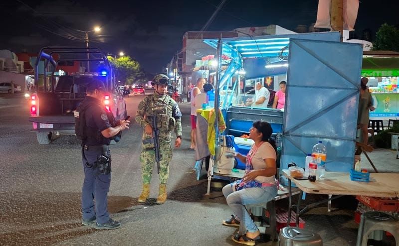 ¡CHOFER EBRIO LE PEGÓ A PUESTO DE ANTOJITOS!