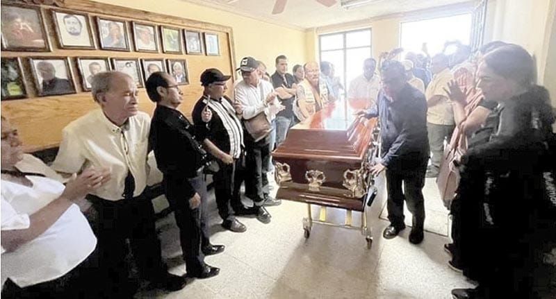 ¡DESPIDEN A PERIODISTA ENTRE GRITOS DE JUSTICIA!