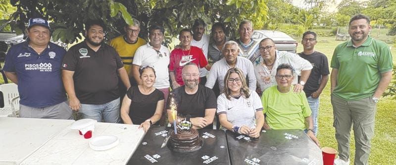 ¡FAMILIA DE LA LIGA “PIRATA FUENTE” AGASAJÓ A SU PRESIDENTE POR CUMPLEAÑOS!