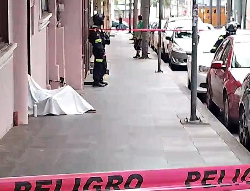 ¡CAYÓ MUERTO EN LA BANQUETA!