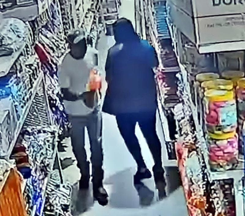 ¡FARDEROS SAQUEAN “SÚPER VÁZQUEZ”!