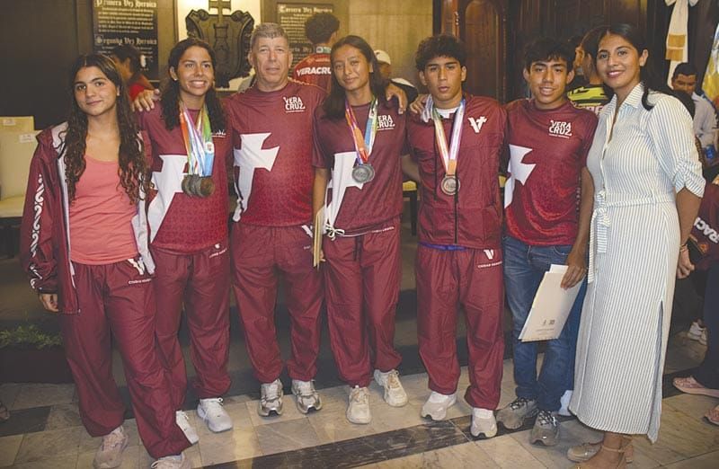¡GALARDONAN A MEDALLISTAS!