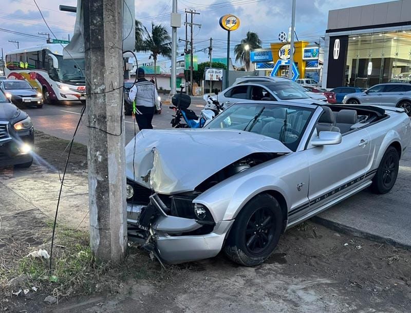 ¡MUSTANG DESTROZADO AL ESTRELLARSE CONTRA POSTE!