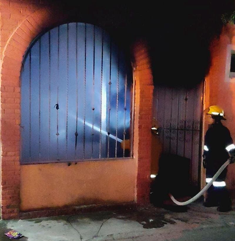 ¡PIRÓMANO PROVOCA INCENDIO EN VIVIENDA!
