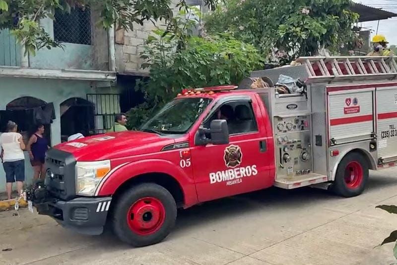 ¡VECINOS APAGAN CON “CUBETAZOS” VIVIENDA EN LLAMAS!