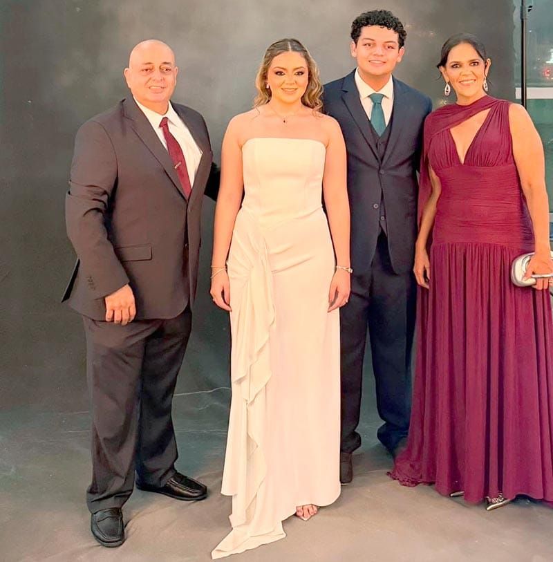 DORYANA CELEBRA SU GRADUACIÓN DE BACHILLERATO
