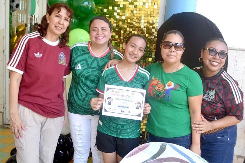 ELDA ESMERAÍ EJEMPLO DE EXCELENCIA ACADÉMICA