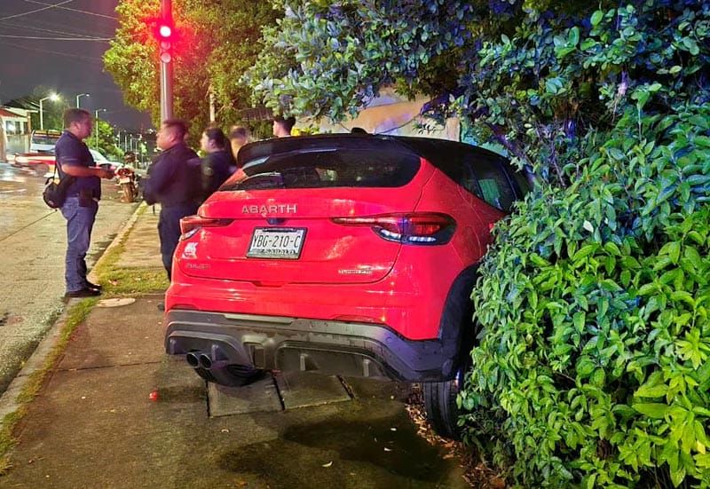 ¡AUTO DERRAPA Y SE ESTRELLÓ CONTRA VIVIENDA!