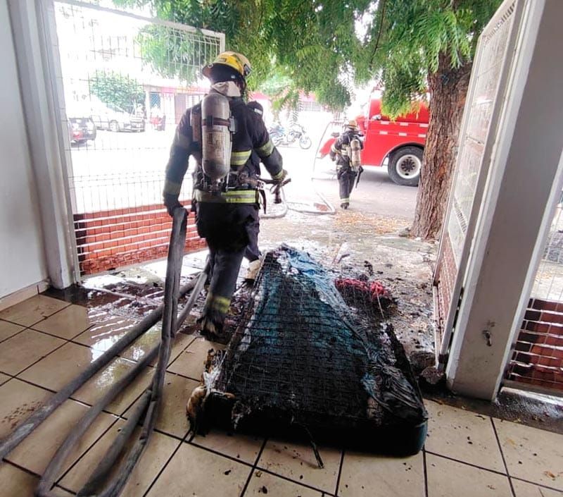 ¡BOMBEROS APAGAN DOS COLCHONES EN LLAMAS DE UNA VIVIENDA!