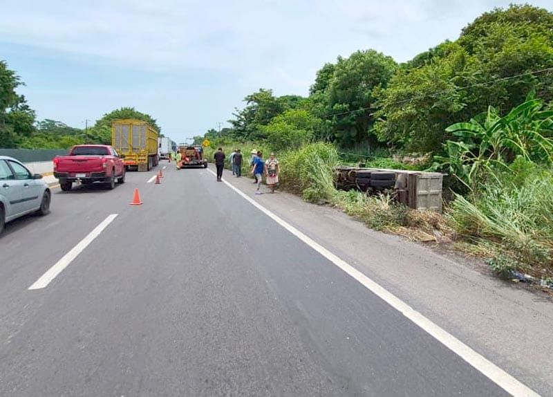 ¡CAMIÓN DE VOLTEO VOLCÓ EN LA CARRETERA SANTA FE-PASO DEL TORO!