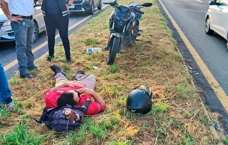 ¡EMPLEADO DE FEMSA SE IMPACTÓ EN SU MOTO CONTRA CAMIONETÓN!