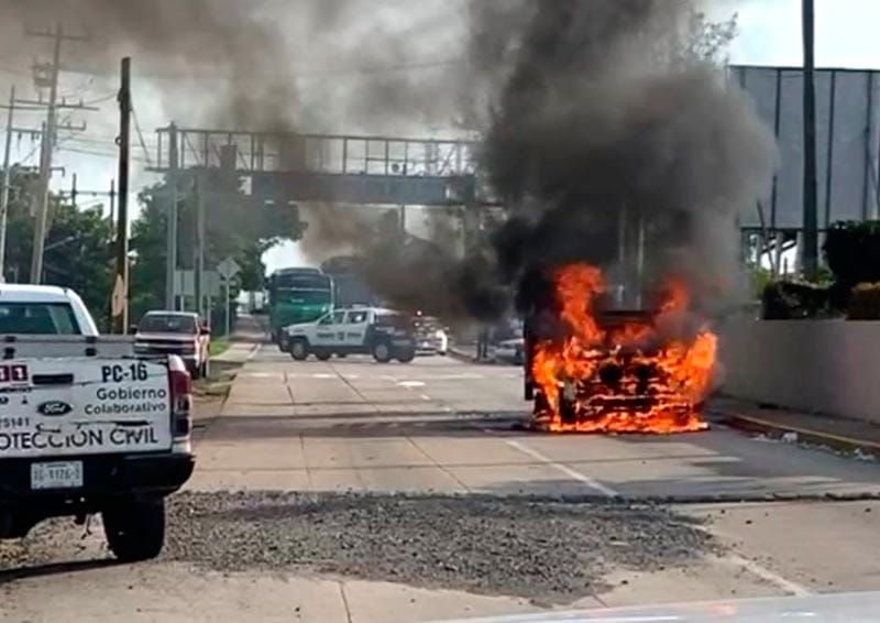 ¡SE ACHICHARRADA CAMIONETA EN LA TRANSÍSTMICA!