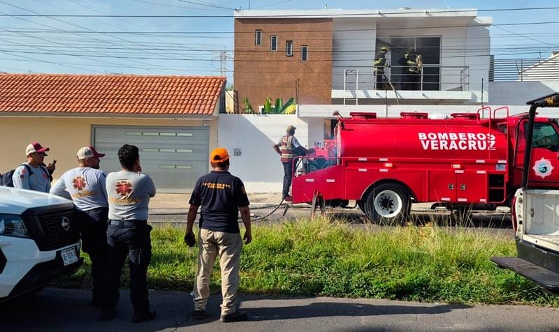 ¡APAGAN INCENDIO EN RECÁMARA POR CORTO CIRCUITO!