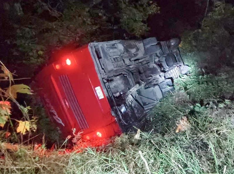 ¡AUTOBÚS CAYÓ A UN BARRANCO; CUATRO LESIONADOS!