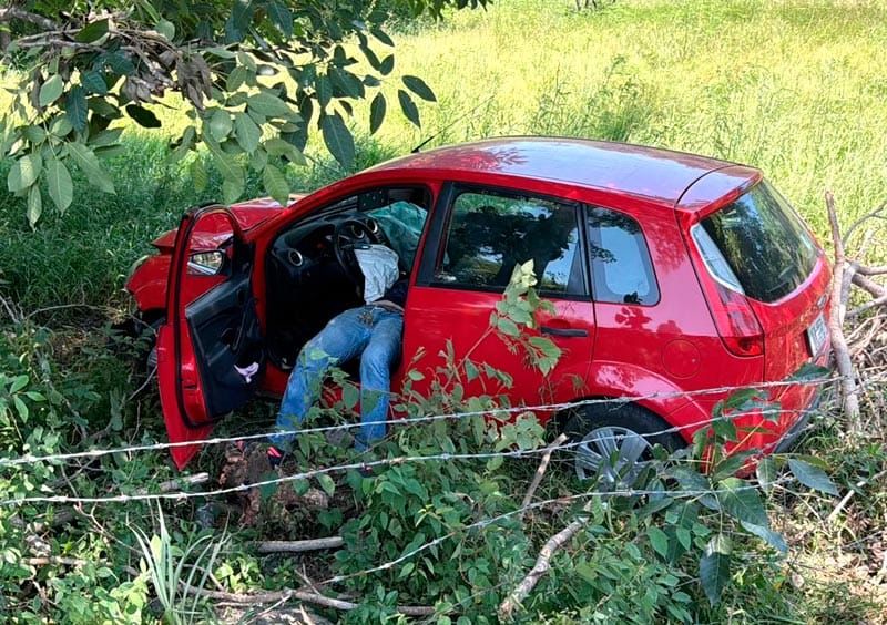 ¡AUTOMOVILISTA EBRIO SE PEGA TRANCAZO CONTRA ÁRBOL!
