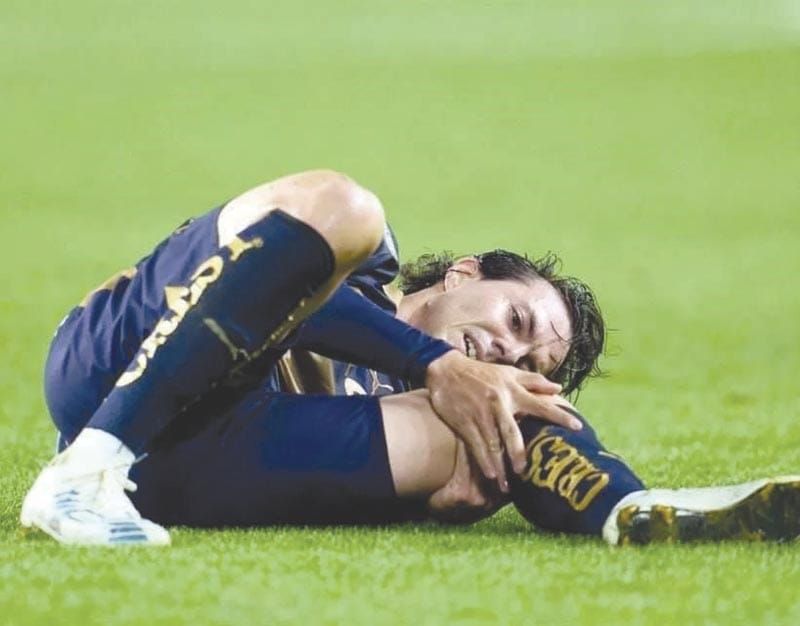 LA OTRA MITAD DE LA CANCHA | NINGÚN CAMPEONATO VALE UNA RODILLA - En fuerzas básicas, formar también significa cuidar *Una niña llega al entrenamiento diciendo que le duele la rodilla *Puede correr. Puede patear *Incluso puede jugar., Entonces…