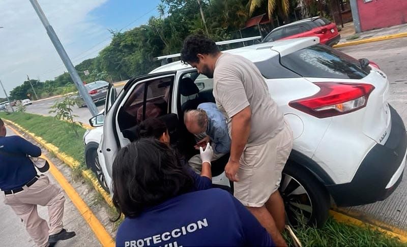 ¡POR VOLANTAZO SE IMPACTÓ CONTRA LUMINARIA!