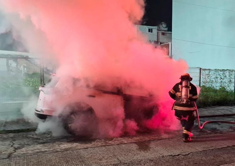 ¡SE CHAMUSCÓ UN TOYOTA EN EL REFORMA!
