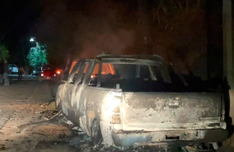 ¡QUEMAN DOS CAMIONETAS EN ASTACINGA!