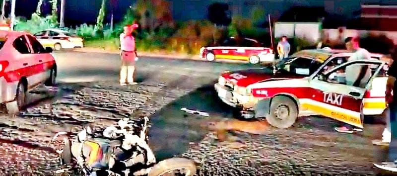 ¡TAXI LE FRACTURA LAS PIERNAS A DAMA EN ENCONTRONAZO!