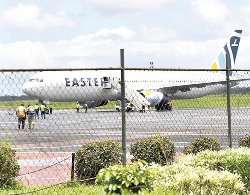 ¡GRUPO DE MIGRANTES DEPORTADOS DESDE EU SE NIEGA A BAJAR DE UN AVIÓN EN LIBERIA!