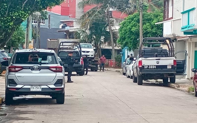 ¡CAE UNO CON ARMAS Y CON PRESUNTA DROGA EN CATEO DE VIVIENDA EN COATZA!