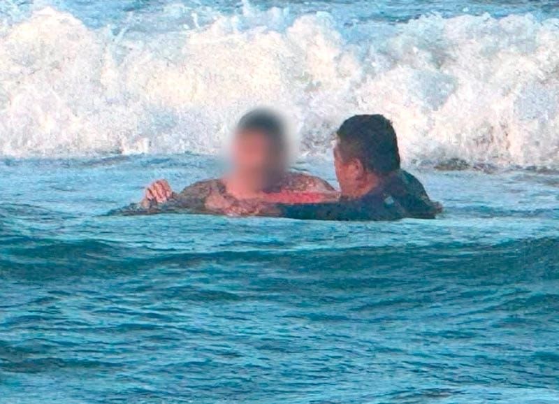 ¡SACAN A BAÑISTA DE LOS “PELOS” Y EVITAN QUE SE AHOGARA!