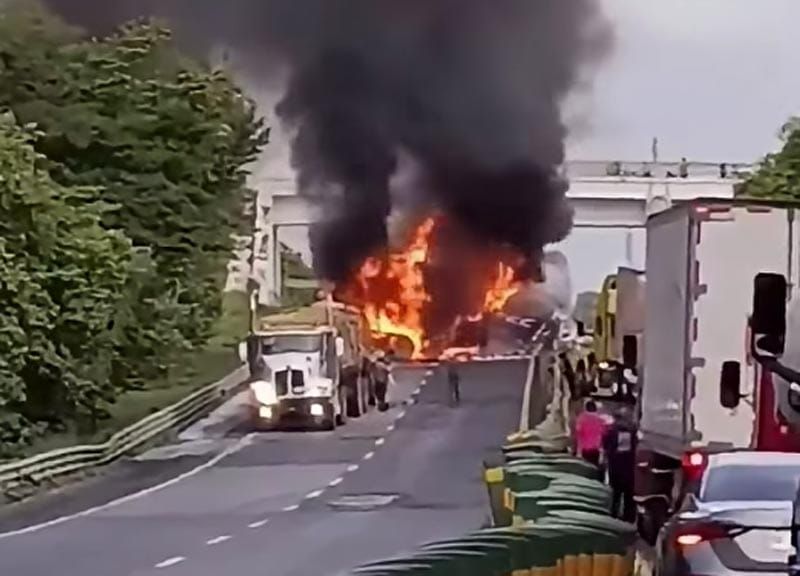 ¡CHOCAN Y SE INCENDIAN TRÁILERES EN LA AUTOPISTA!
