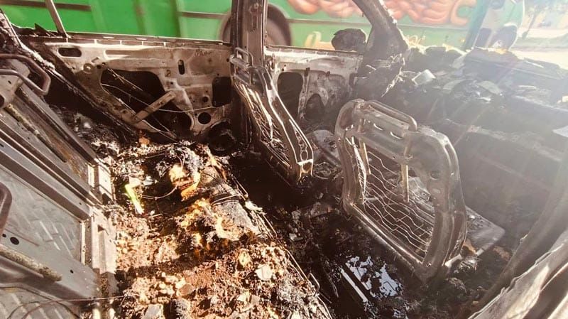 ¡CON BOMBAZOS MOLOTOV INCENDIAN AUTO EN COATZA!
