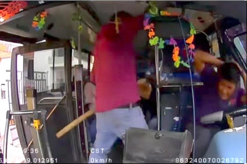 ¡SALVAJE GOLPEÓ CON LLAVE DE CUBOS A CHOFER DE AUTOBÚS!