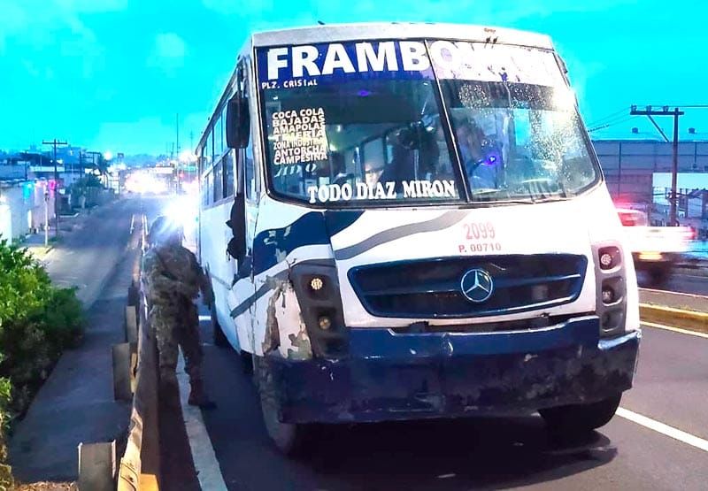 ¡ARROLLAN A MOTOCICLISTA Y CASI LO MANDAN AL CIELO!