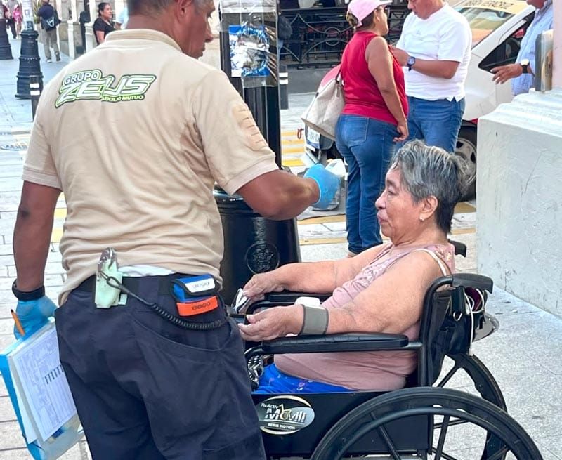 ¡TAXISTA CHOCA CON BOLARDO Y PASAJERO SE GOLPEA LA CABEZA!