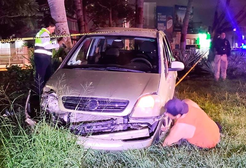 ¡VOLCÓ CAMIONETA CON JÓVENES FRENTE AL HOTEL MOCAMBO!