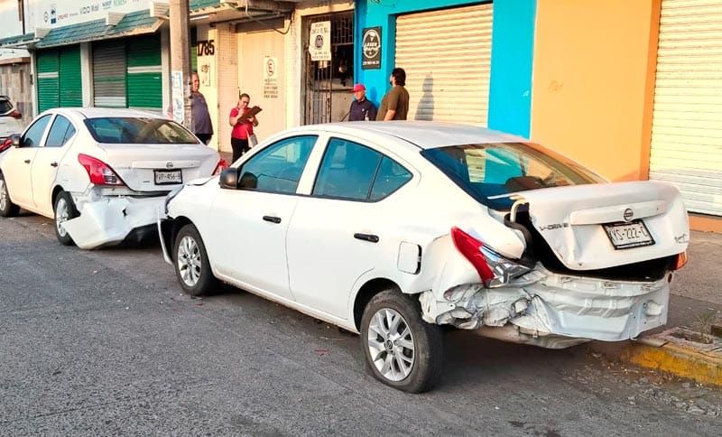 ¡AUTOMOVIL “FANTASMA” DEJÓ APACHURRADOS DOS CARROS ESTACIONADOS!